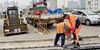 Рабочие монтируют металлические шпильки на Некрасовском путепроводе