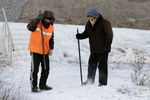 Рабочие пытаются разбить толстый слой льда ломом
