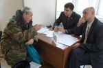Павел Серебряков беседует с жителями Первореченского района