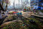 Новым забором оградили детскую площадку на ул. Печорской
