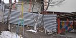 Над детским садом на Сабанеева во Владивостоке теперь нависает «некапитальное» строение