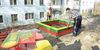 Новую детскую площадку устанавливают во дворе дома на улице Тухачевского,38