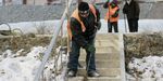 Обледенелую детскую площадку в "Снеговой пади" во Владивостоке начали расчищать ото льда