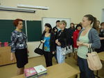 Директор школы № 82 показывает родителям школьные кабинеты
