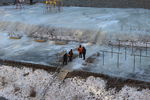 Обледенелую детскую площадку в «Снеговой пади» во Владивостоке начали расчищать ото льда
