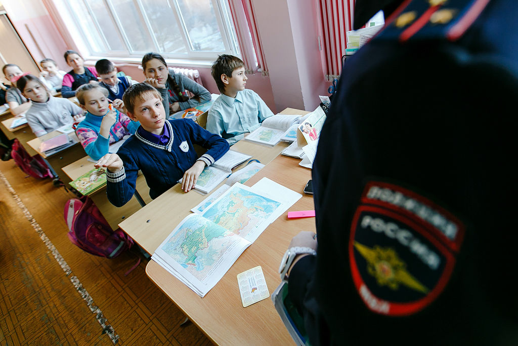 Знания о безопасности на дороге закрепили школьники Первореченского района 