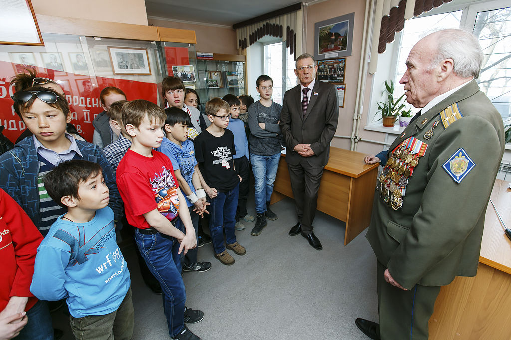 Председатель Совета Ветеранов Иван Панасюк рассказал детям о героях войны и о том, какими он помнит военные годы