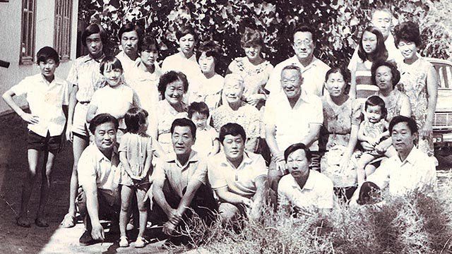 1975, Кзыл-Орда, 60-летие Цой Сын Дюна (во втором ряду в центре). 13-летний Витя Цой в верхнем ряду второй слева