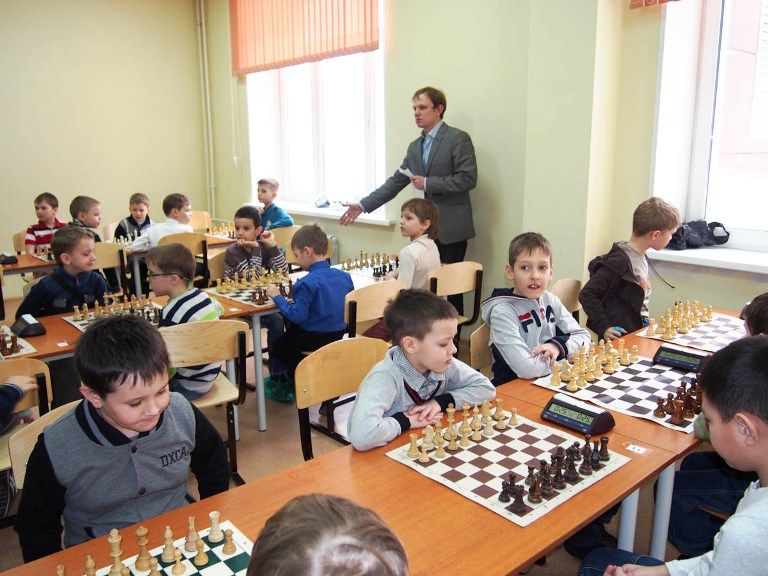 Первоклассники и дошколята сразились в шахматы в школе №83