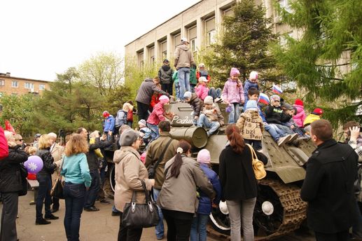 Дети с радостью осматривали знаменитый танк Т-34