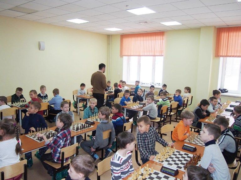 Первоклассники и дошколята сразились в шахматы в школе №83