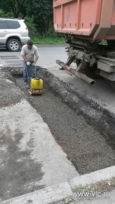 Новые решетки ливневой канализации устанавливают на улице Карла Жигура 