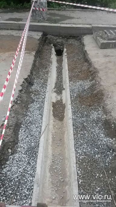 Новые решетки ливневой канализации устанавливают на улице Карла Жигура 