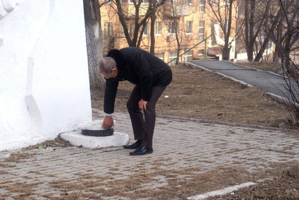 Депутат внимательно изучил состояние памятника