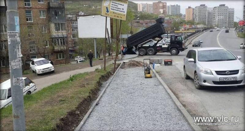 Дорожные службы ремонтируют тротуары