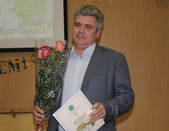 Коллектив медицинского персонала поздравил главный врач Первой краевой больницы Андрей Кузьмин