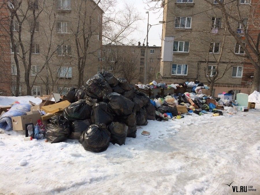 Жители ул. Котельникова жалуются на нечищеные придомовые дороги и горы мусора