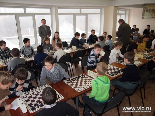 Школьники участвуют в шахматном турнире