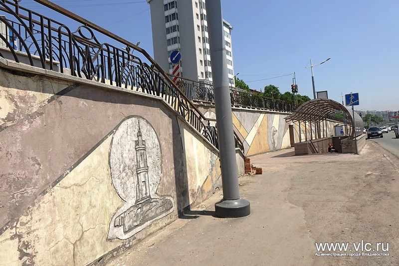 Реставрация росписи и рельефных изображений на подпорной стене в районе остановки «Молодежная»
