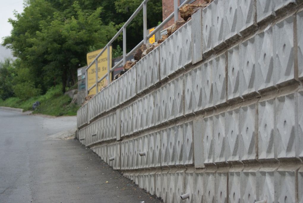 Подпорная стена на ул. Котельникова отремонтирована после того, как обрушилась из-за сильных осадков