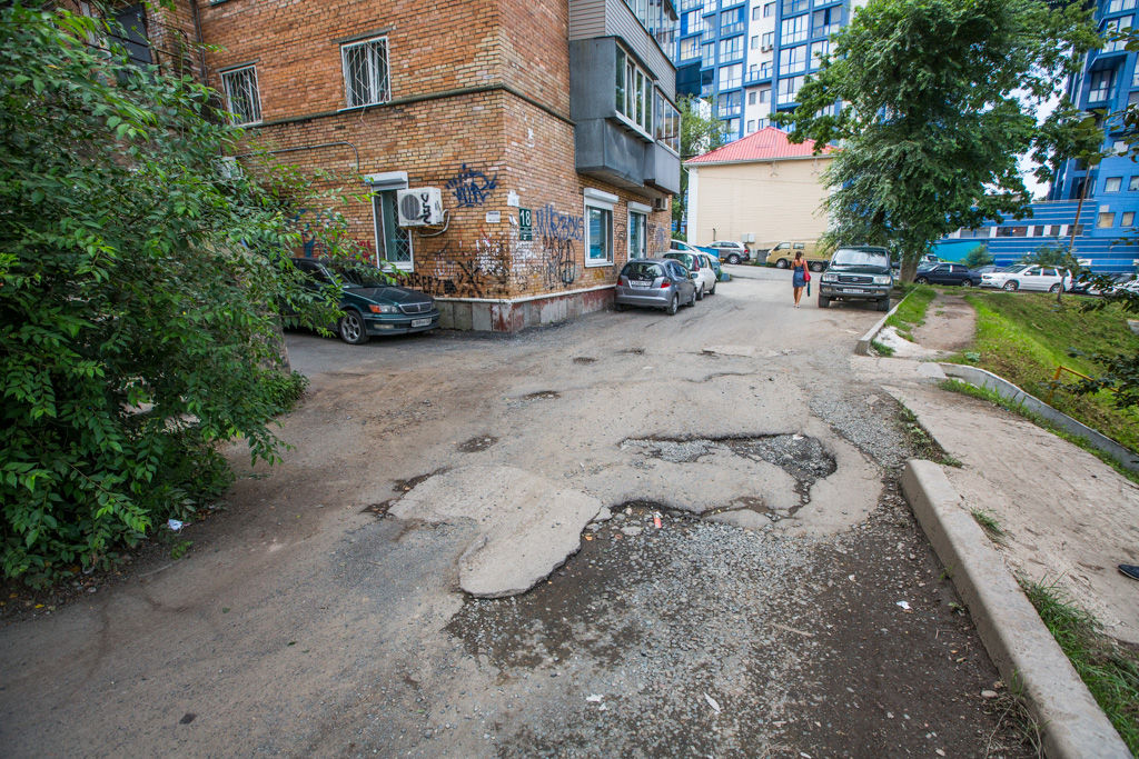 Дорога около дома №18 на улице Днепровской тоже нуждается в ремонте